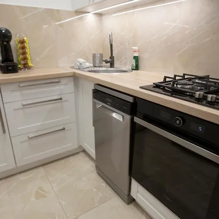 Huge 2 Bedroom Flat With Stunning View - Close To Sziget Daire *
